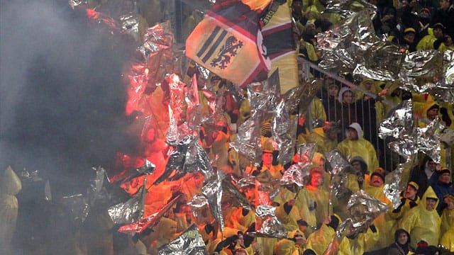 Die Dresdener Fans zündeten auch Pyrotechnik in ihrem Block.