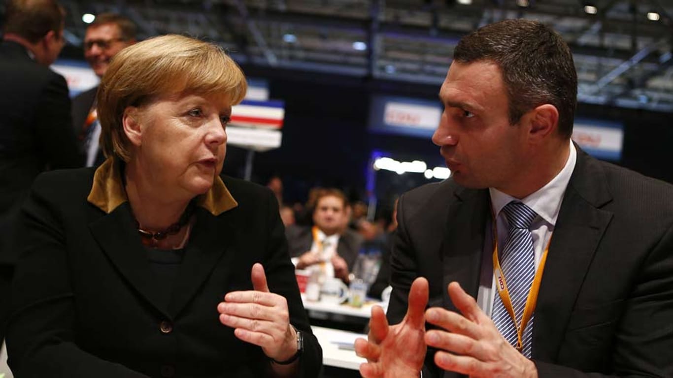 Angela Merkel (li.) und Vitali Klitschko im Gespräch.