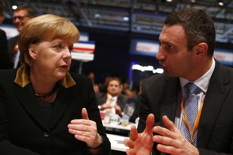 Angela Merkel (li.) und Vitali Klitschko im Gespräch.