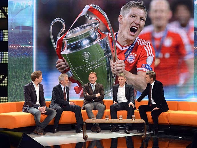 In einer kleinen Talkrunde mit Hans Joachim Watzke, Paul Breitner, Sebastian Schweinsteiger und Jochen Breyer handelte Lanz den Bayern-Triple-Gewinn und die frischausgelosten DFB-Gruppengegner bei der WM 2014 ab.