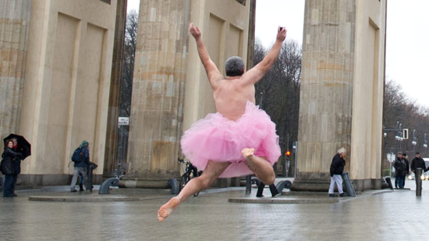Brustkrebs-Initiative: Bob Carey tanzt im rosa Tutu vor dem Brandenburger Tor.