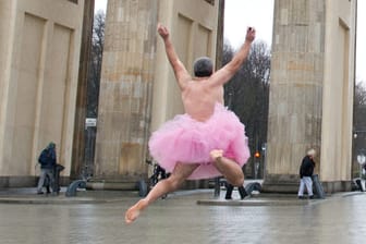 Brustkrebs-Initiative: Bob Carey tanzt im rosa Tutu vor dem Brandenburger Tor.