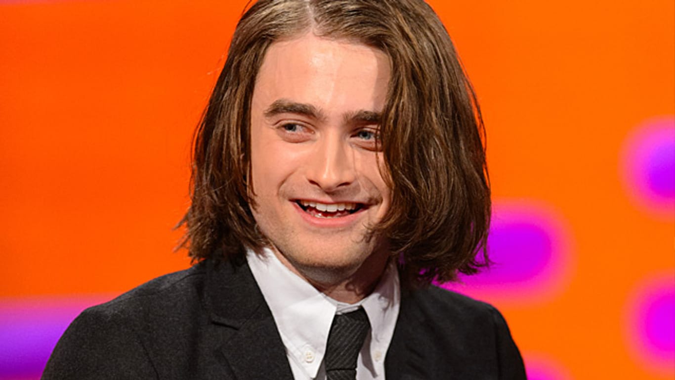 Daniel Radcliffe hat die Haare lang.