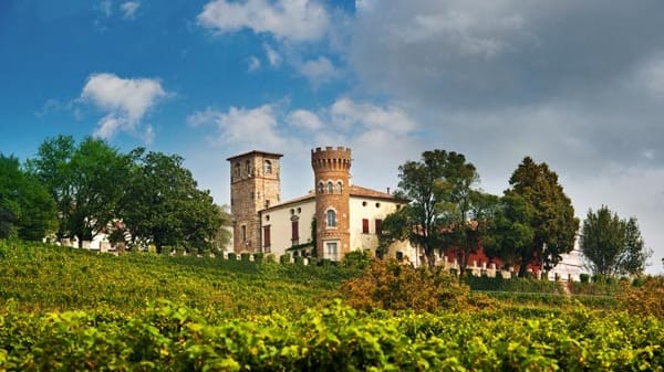 Eine wunderbare Adresse in idyllisch abgeschiedener Lage ist das Castello di Buttrio, das sich malerisch an die Hügel des Friaul schmiegt.