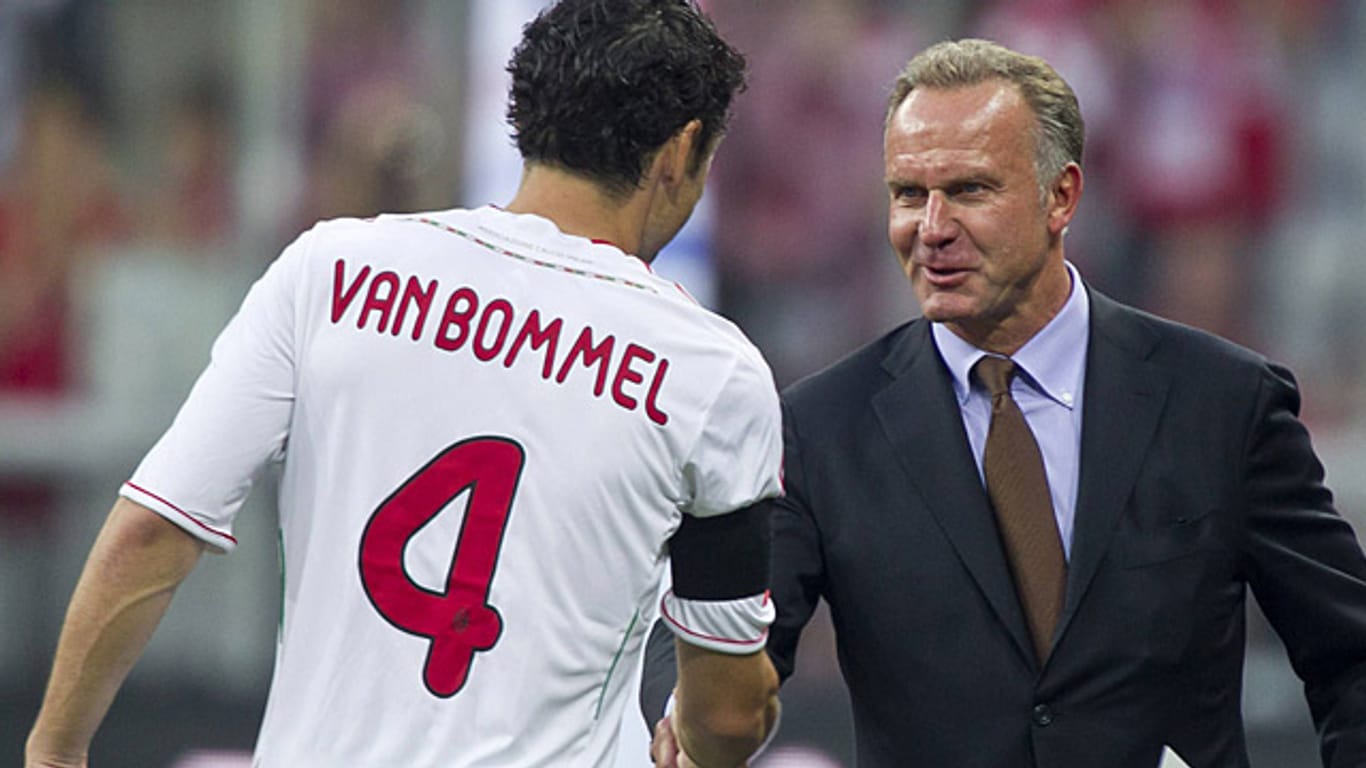 Karl-Heinz Rummenigge (re.) würde Mark van Bommel gerne erneut zum FCB holen.