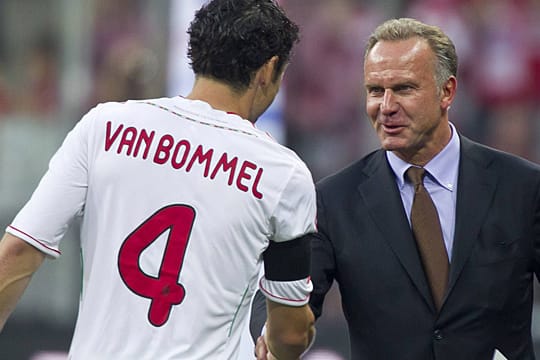 Karl-Heinz Rummenigge (re.) würde Mark van Bommel gerne erneut zum FCB holen.