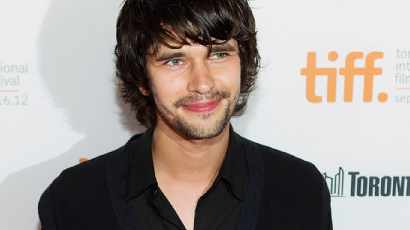 Ben Whishaw hat Sacha Baron Cohen ersetzt.