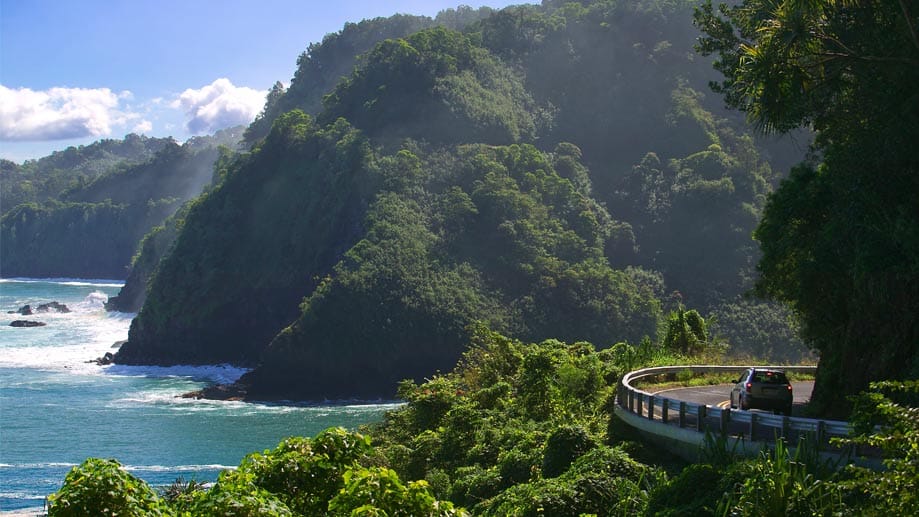 Maui: Wie anmutig die Insel ist, wird bei einer Inselrundfahrt schnell klar. "The Road to Hana“ heißt die berühmte Straße, die von Kahului entlang der Nordküste nach Hana führt.