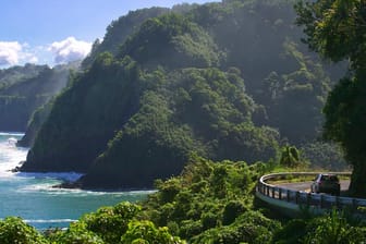 Maui: Wie anmutig die Insel ist, wird bei einer Inselrundfahrt schnell klar. "The Road to Hana“ heißt die berühmte Straße, die von Kahului entlang der Nordküste nach Hana führt.