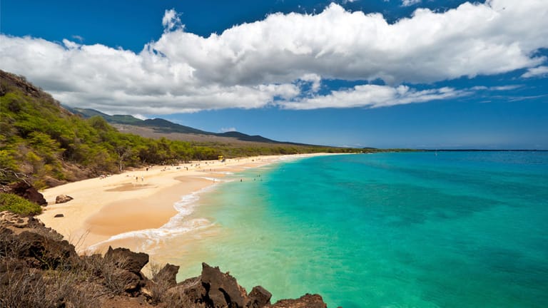 Der Makena Beach auf Maui gehört zu den schönsten Orten für einen Sundowner.