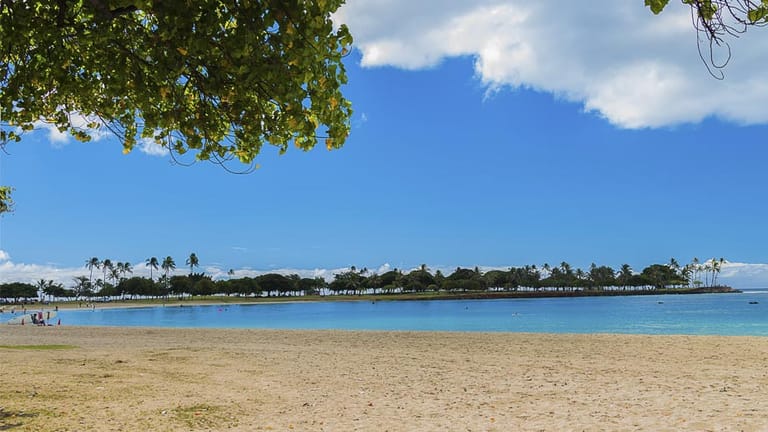 Oaho/Honolulu: Bei einem Spaziergang im Ala Moana Beach Park, der wie eine grüne Faust ins Meer hinaus ragt, können Urlauber entspannen.