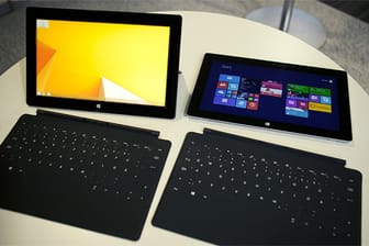 Microsoft Surface Pro 2 (l.) und Microsoft Surface 2 mit Anklick-Tastaturen