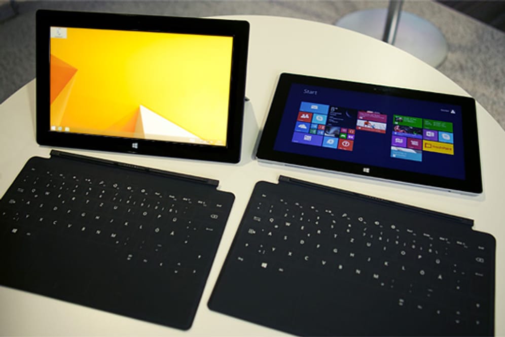 Microsoft Surface Pro 2 (l.) und Microsoft Surface 2 mit Anklick-Tastaturen