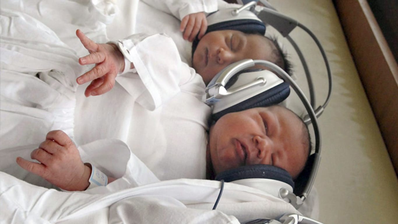 Babys, die klassische Musik hören, sind angeblich ruhiger und zufriedener. Doch werden sie durch die Musik auch schlauer?