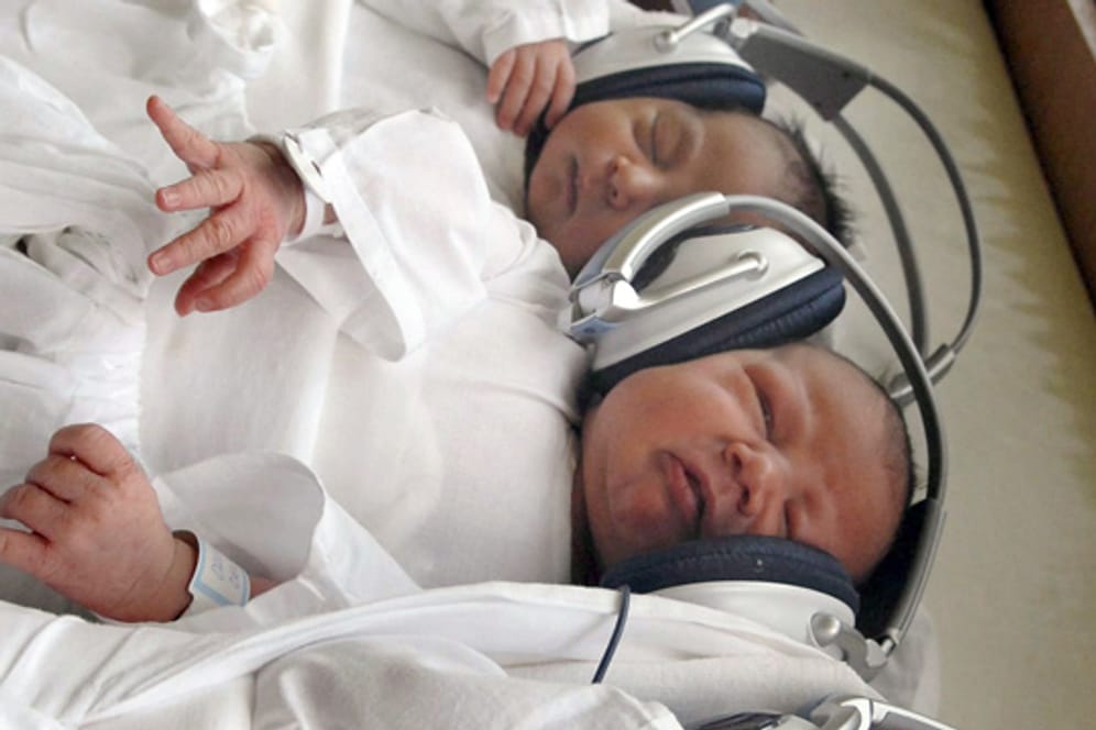 Babys, die klassische Musik hören, sind angeblich ruhiger und zufriedener. Doch werden sie durch die Musik auch schlauer?