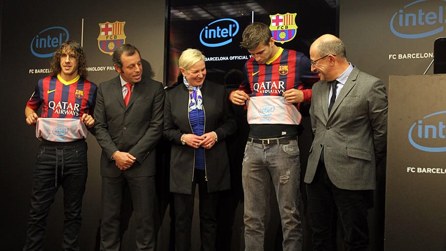 Carles Puyol (li.) und Gerard Piqué präsentieren das neue Trikot des FC Barcelona.