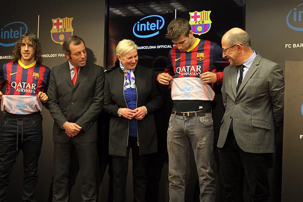 Carles Puyol (li.) und Gerard Piqué präsentieren das neue Trikot des FC Barcelona.