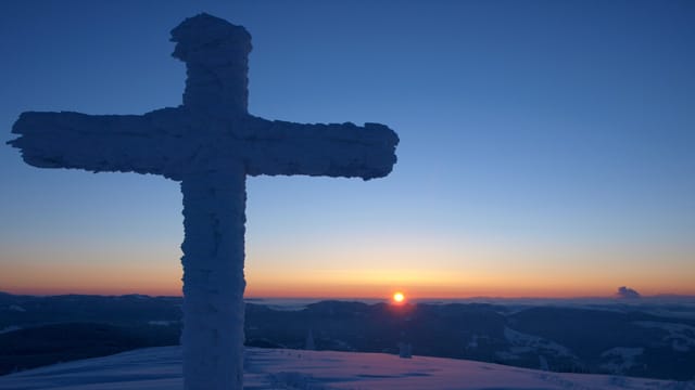 Schwarzwald: Gipfelkreuz auf dem Belchen im Winter.