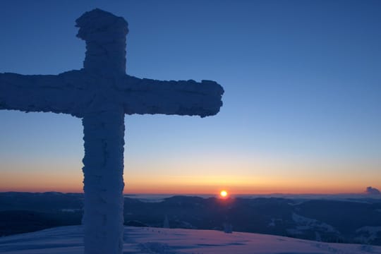 Schwarzwald: Gipfelkreuz auf dem Belchen im Winter.