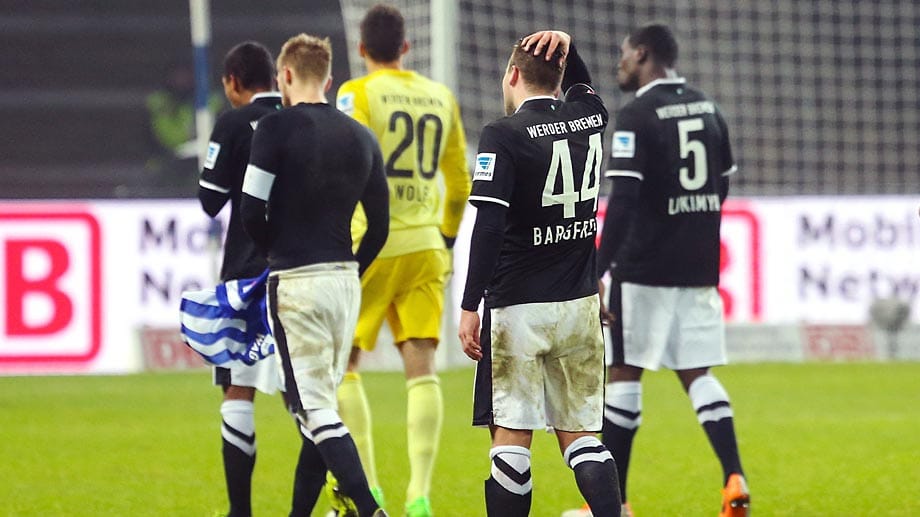 Die Spieler von Werder Bremen lassen nach der Niederlage bei der Hertha die Köpfe hängen. Die Spieler von Werder Bremen lassen nach der Niederlage bei der Hertha die Köpfe hängen.