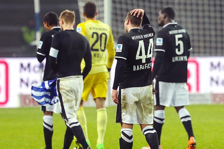 Die Spieler von Werder Bremen lassen nach der Niederlage bei der Hertha die Köpfe hängen.