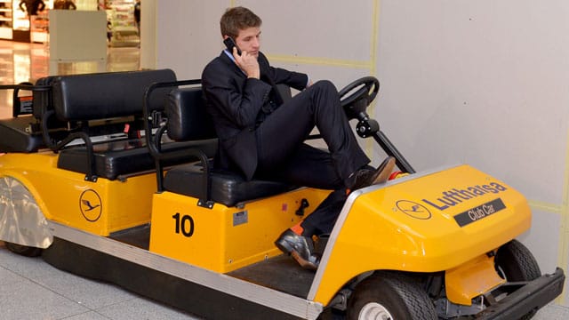 Thomas Müller wartet entspannt auf den Beginn des Boardings am Münchner Flughafen. Thomas Müller wartet entspannt auf den Beginn des Boardings am Münchner Flughafen.