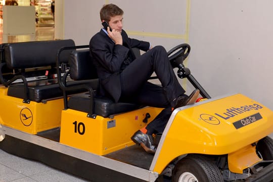 Thomas Müller wartet entspannt auf den Beginn des Boardings am Münchner Flughafen.