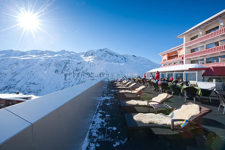 Auf der Sonnenliege entspannen oder beim Golf glänzen: Das höchstgelegene Vier-Sterne-Hotel Tirols ist das "Ski- und Golfresort Riml" auf 2200 Metern.