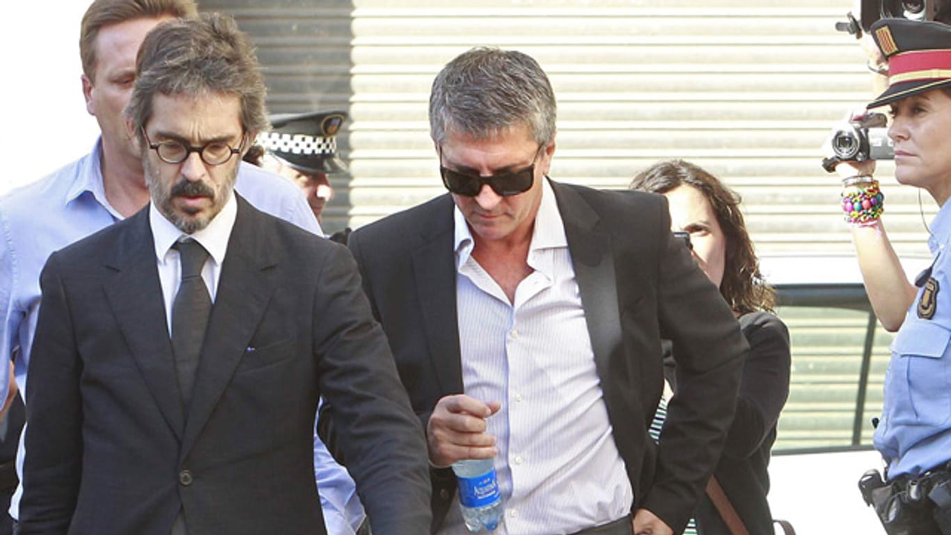 Jorge Horacio Messi (Mitte) mit seinem Anwalt Cristobal Martell (li.).