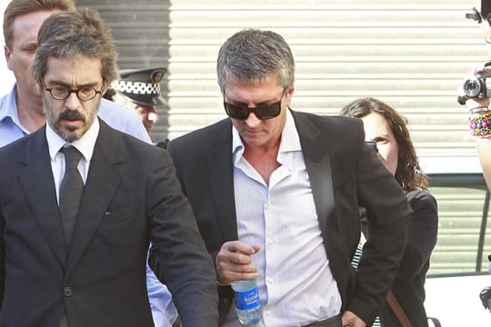 Jorge Horacio Messi (Mitte) mit seinem Anwalt Cristobal Martell (li.).