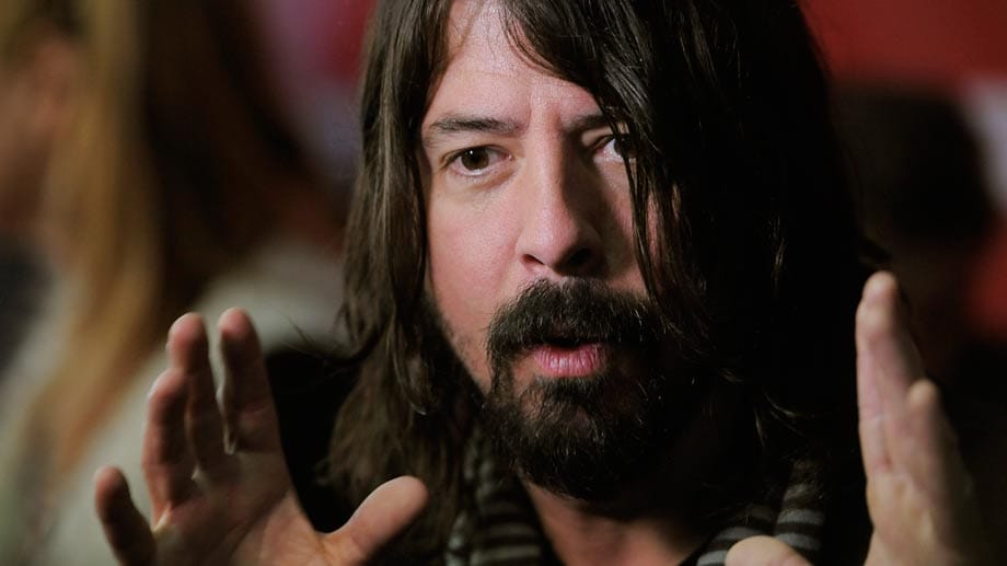 Dave Grohl ist ein Multitalent: Er war Schlagzeuger bei den Bands Scream, Nirvana und Queens of the Stone Age und ist aktuell Schlagzeuger der Hard-Rock-Gruppe Them Crooked Vultures. 1995 gründete er die Band Foo Fighters, ist dort Sänger und Gitarrist. Oftmals spielt Grohl bei eigenen Songs auch alle Instrumente selbst, wie beispielsweise nach dem Tod von Nirvana-Sänger Kurt Cobain 1994. Dave Grohl ist ein Multitalent: Er war Schlagzeuger bei den Bands Scream, Nirvana und Queens of the Stone Age und ist aktuell Schlagzeuger der Hard-Rock-Gruppe Them Crooked Vultures. 1995 gründete er die Band Foo Fighters, ist dort Sänger und Gitarrist. Oftmals spielt Grohl bei eigenen Songs auch alle Instrumente selbst, wie beispielsweise nach dem Tod von Nirvana-Sänger Kurt Cobain 1994.