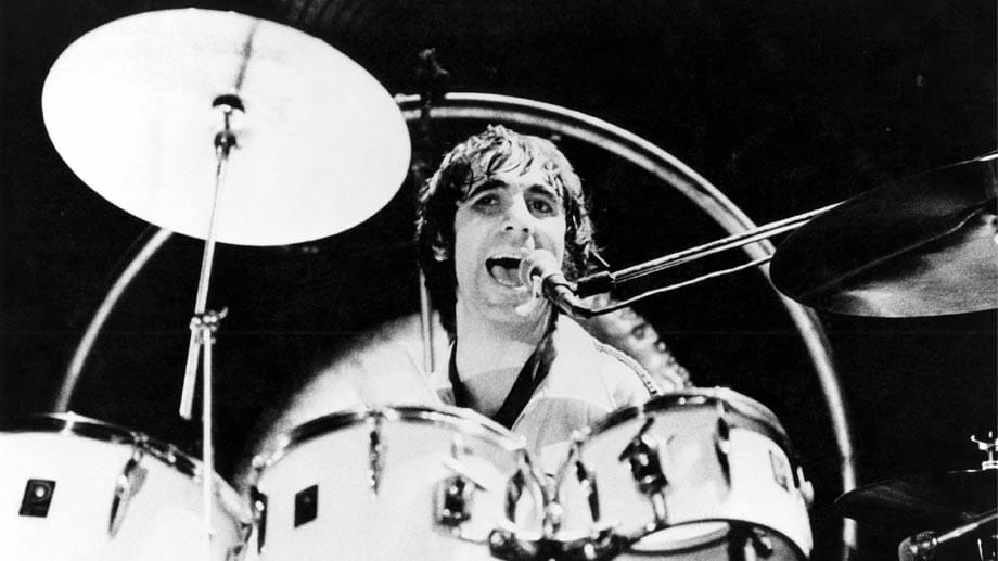 Keith Moon war 19 Jahre lang Schlagzeuger bei The Who, bis er 1978 an einer Überdosis des Beruhigungsmittels Heminevrin starb. Er spielte äußerst dynamisch und schnell, bemerkenswert war zudem, dass er fast völlig ohne das Hi-Hat und fast ausschließlich mit Becken und Trommeln musizierte. Keith Moon war 19 Jahre lang Schlagzeuger bei The Who, bis er 1978 an einer Überdosis des Beruhigungsmittels Heminevrin starb. Er spielte äußerst dynamisch und schnell, bemerkenswert war zudem, dass er fast völlig ohne das Hi-Hat und fast ausschließlich mit Becken und Trommeln musizierte.