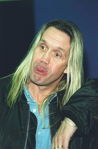 Nicko McBrain (eigentlich Michael Henry McBrain) ist Schlagzeuger der New Wave of British Heavy Metal-Band Iron Maiden. Er gilt als einer der einflussreichsten Studio- und Bühnendrummer. Im Jahr 2000 stieg McBrain auf das DW Fusspedal und spielt seitdem barfuß. So habe er "mehr Freiheit" zum spielen. Nicko McBrain (eigentlich Michael Henry McBrain) ist Schlagzeuger der New Wave of British Heavy Metal-Band Iron Maiden. Er gilt als einer der einflussreichsten Studio- und Bühnendrummer. Im Jahr 2000 stieg McBrain auf das DW Fusspedal und spielt seitdem barfuß. So habe er "mehr Freiheit" zum spielen.