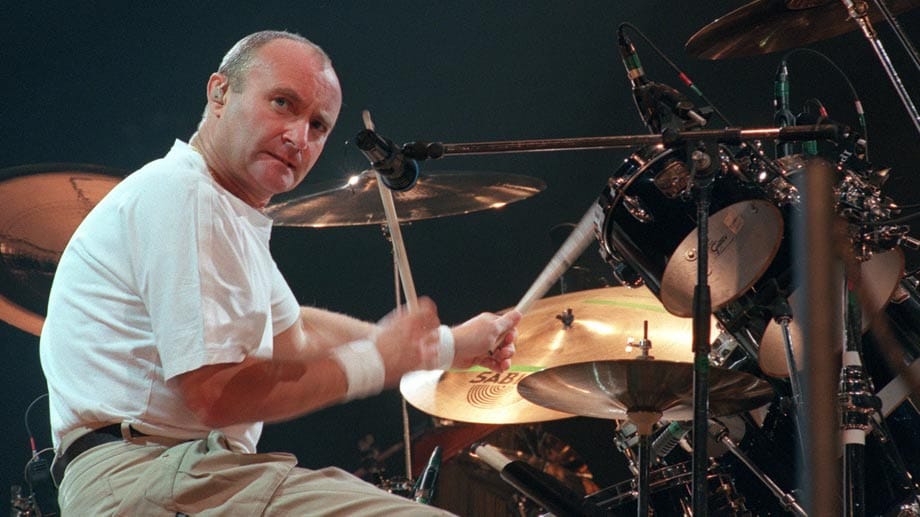 Bevor Phil Collins als Solokünstler durchstartete, begann er seine Karriere als Schlagzeuger bei der britischen Rockband Genesis. Seine Spielweise wird teilweise kritisiert, jedoch gilt er wegen seines abwechslungsreichen, komplexen und technisch anspruchsvollen Spiels in Fachkreisen und beim Publikum als herausragender Drummer. Bevor Phil Collins als Solokünstler durchstartete, begann er seine Karriere als Schlagzeuger bei der britischen Rockband Genesis. Seine Spielweise wird teilweise kritisiert, jedoch gilt er wegen seines abwechslungsreichen, komplexen und technisch anspruchsvollen Spiels in Fachkreisen und beim Publikum als herausragender Drummer.