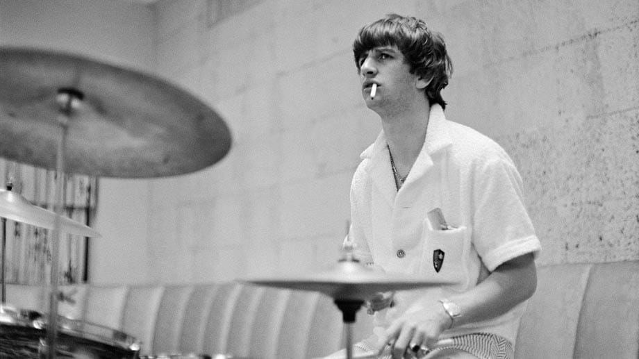 Ringo Starr war von 1962 bis zur Auflösung 1970 Schlagzeuger der Rockband The Beatles. Starr spielte eine Schlagzeug der Firma Ludwig und viele andere Gruppen orientierten sich an den Instrumenten der Beatles. So wurde ein Schlagzeug-Set der Firma Ludwig von den 1960er bis 1980er Jahren zum gefragtesten und meistgespielten Schlagzeug. Die Firma schenkte dem Beatles-Drummer daraufhin eine mit Gold überzogenen Snare Drum. Ringo Starr war von 1962 bis zur Auflösung 1970 Schlagzeuger der Rockband The Beatles. Starr spielte eine Schlagzeug der Firma Ludwig und viele andere Gruppen orientierten sich an den Instrumenten der Beatles. So wurde ein Schlagzeug-Set der Firma Ludwig von den 1960er bis 1980er Jahren zum gefragtesten und meistgespielten Schlagzeug. Die Firma schenkte dem Beatles-Drummer daraufhin eine mit Gold überzogenen Snare Drum.