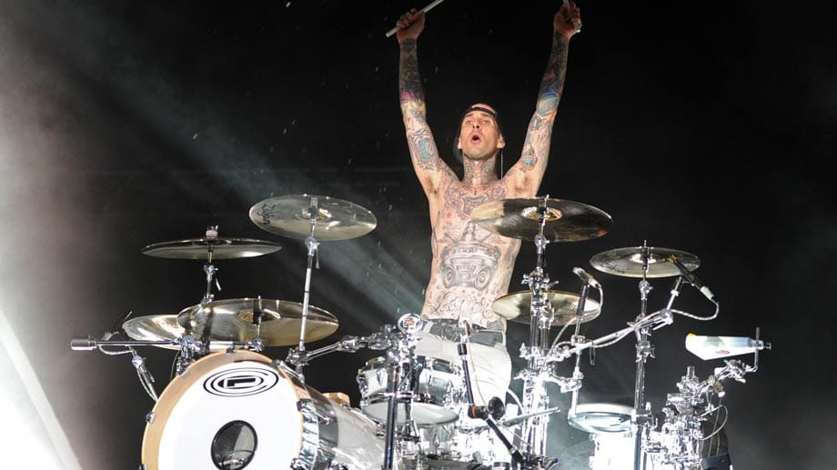 Travis Barker ist seit 1998 Drummer der Punk-Band blink-182. Und obwohl er Punk spielt, erinnert seine Spielart oft an Jazz oder die eines Spielmannszugs, in dem er als Schuljunge mitspielte. Travis Barker ist seit 1998 Drummer der Punk-Band blink-182. Und obwohl er Punk spielt, erinnert seine Spielart oft an Jazz oder die eines Spielmannszugs, in dem er als Schuljunge mitspielte.