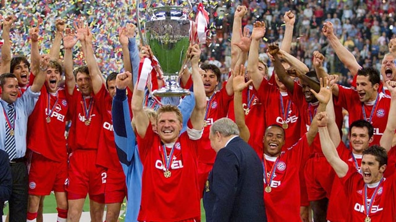 Triumph in der Champions League: Stefan Effenberg hält 2001 den Henkelpott in die Höhe.