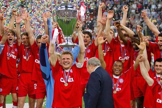 Triumph in der Champions League: Stefan Effenberg hält 2001 den Henkelpott in die Höhe.