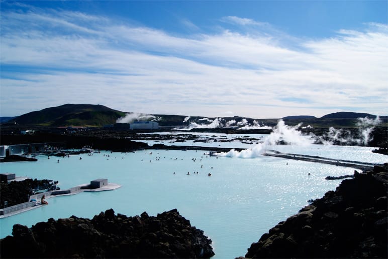 Für Urlauber gehört ein Bad in dem natürlichen Thermalfreibad Blaue Lagune zum Pflichtprogramm.