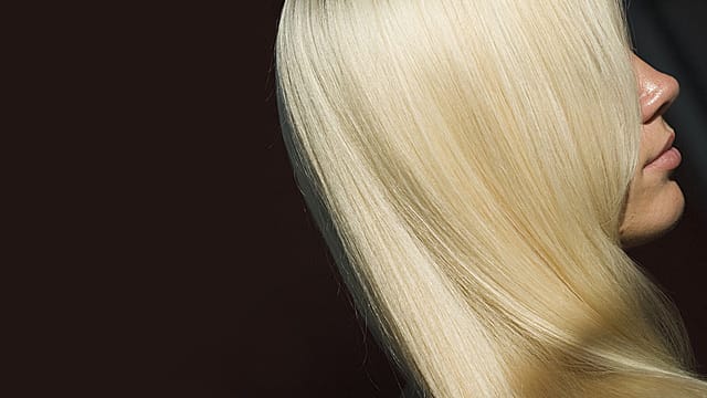 Haarfarbe: Das Blondieren sollte besser ein Profi übernehmen.