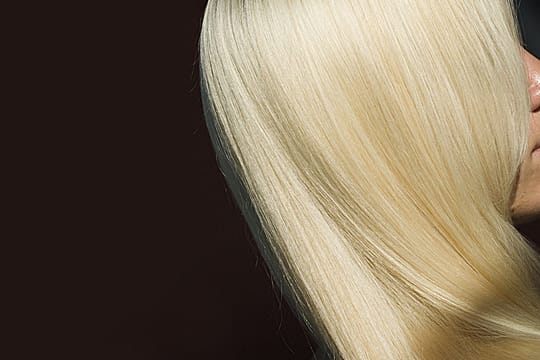 Haarfarbe: Das Blondieren sollte besser ein Profi übernehmen.