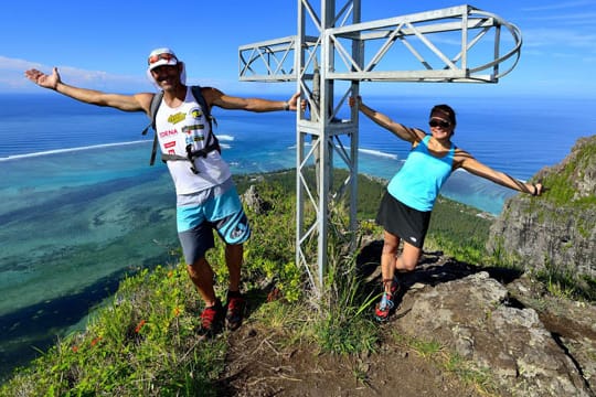 Mauritius: Gipfelkreuz auf dem Morne Brabant.