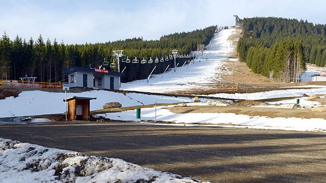 Zu wenig Schnee: Das Skigebiet Wurmberg im Harz hätte eigentlich schon am 14. Dezember öffnen sollen.