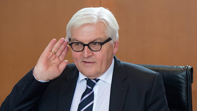 Frank-Walter Steinmeier (SPD) legt als alter und neuer Außenminister gleich los