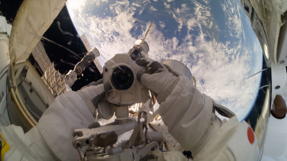 Flugingenieur Akihiko Hoshide fotografiert Selfie bei einem Weltraumspaziergang außerhalb der ISS.