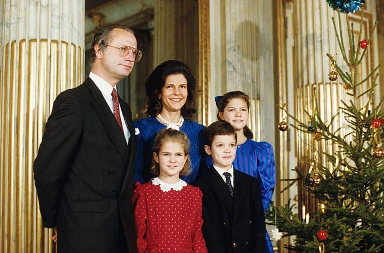 König Carl XVI. Gustaf und Königin Silvia mit ihren drei Kindern Kronprinzessin Victoria, Prinz Carl Philip und Prinzessin Madeleine (v.re.) im Jahr 1990.