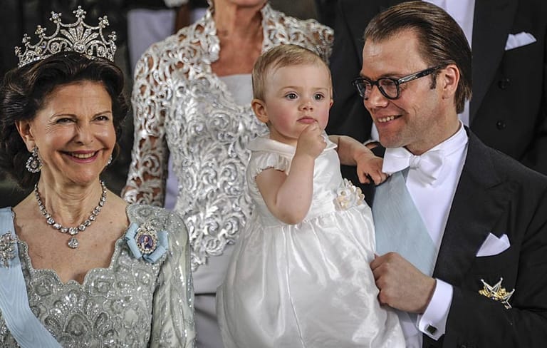 Inzwischen ist Silvia bereits Großmutter: Die kleine Estelle wird Opa Carl Gustaf und Mama Victoria eines Tages auf den Thron folgen.