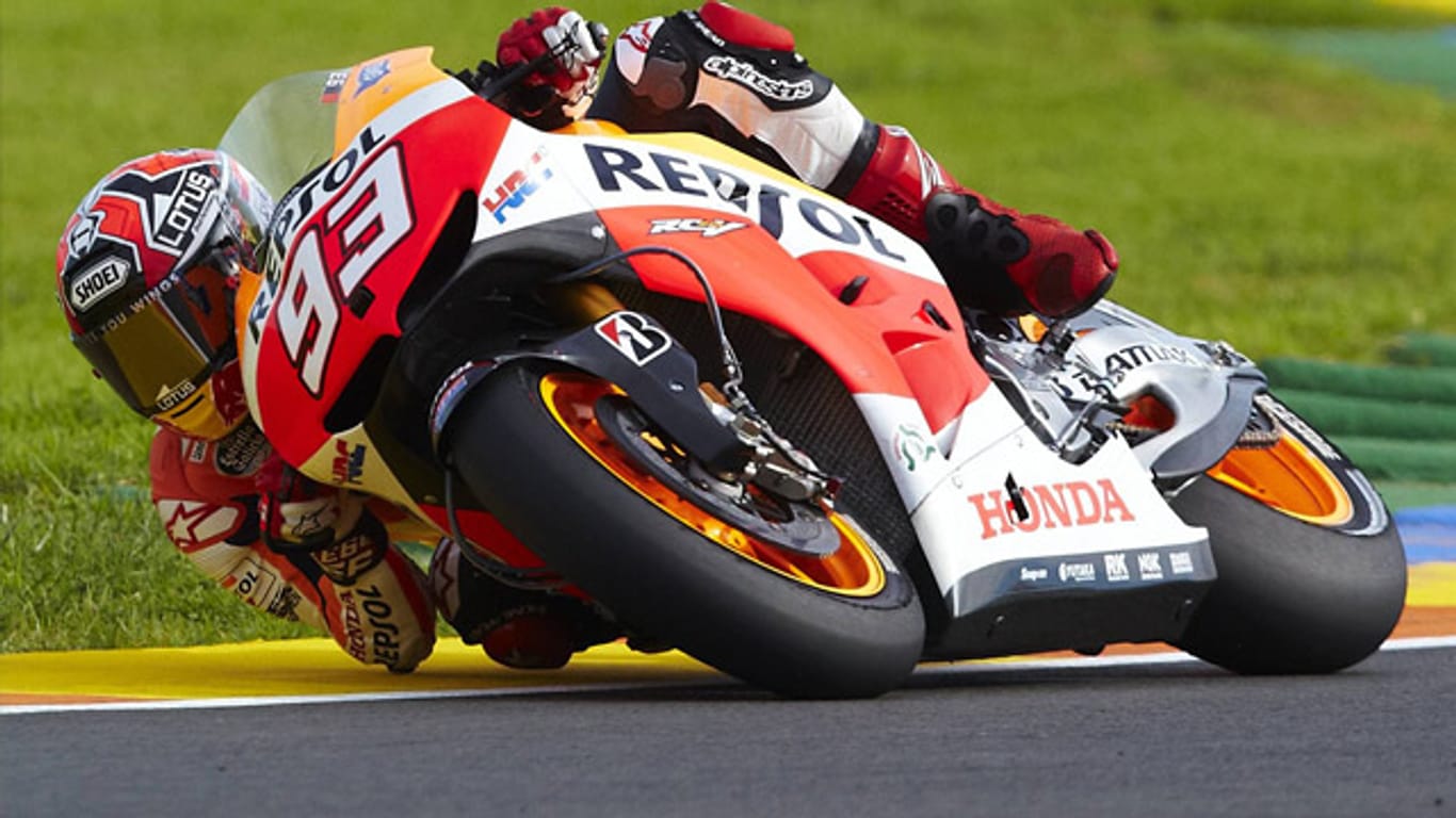 Schräger geht's nicht: MotoGP-Weltmeister Marc Marquez beeindruckt mit tollkühner Fahrweise.