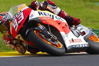 Schräger geht's nicht: MotoGP-Weltmeister Marc Marquez beeindruckt mit tollkühner Fahrweise.