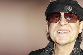 Klaus Meine verrät, warum er ständig eine Kappe trägt.